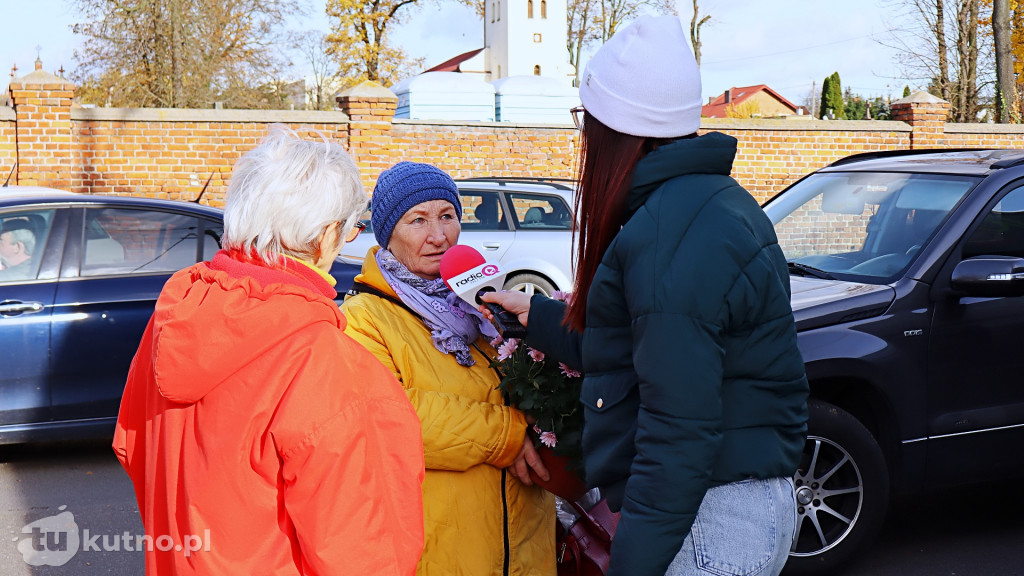 Znicze i kwiaty na Wszystkich Świętych