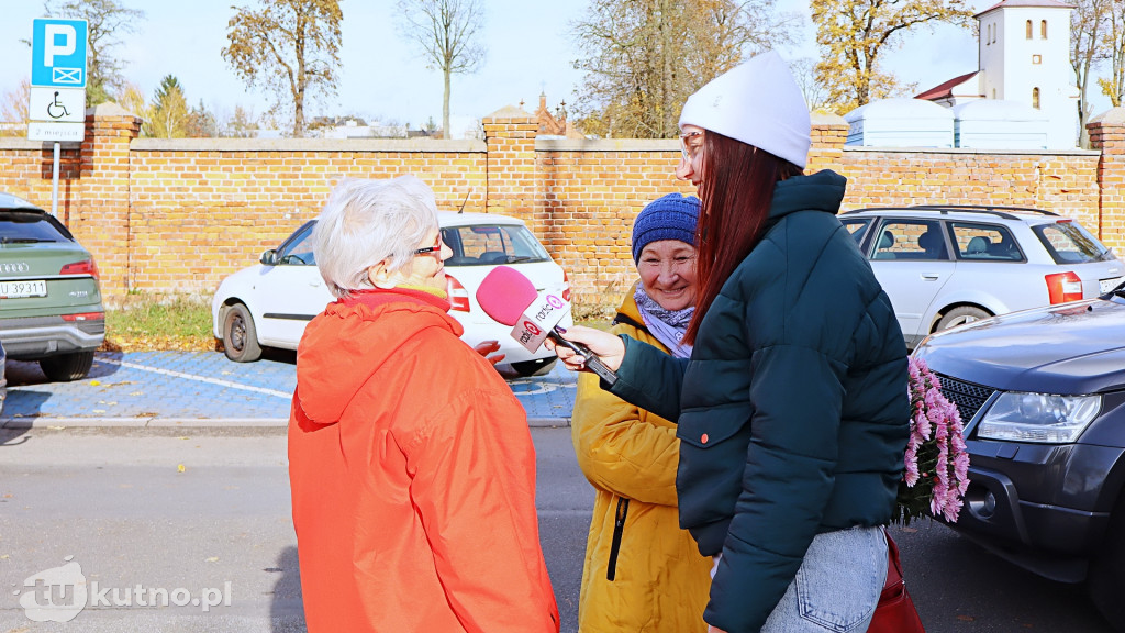 Znicze i kwiaty na Wszystkich Świętych