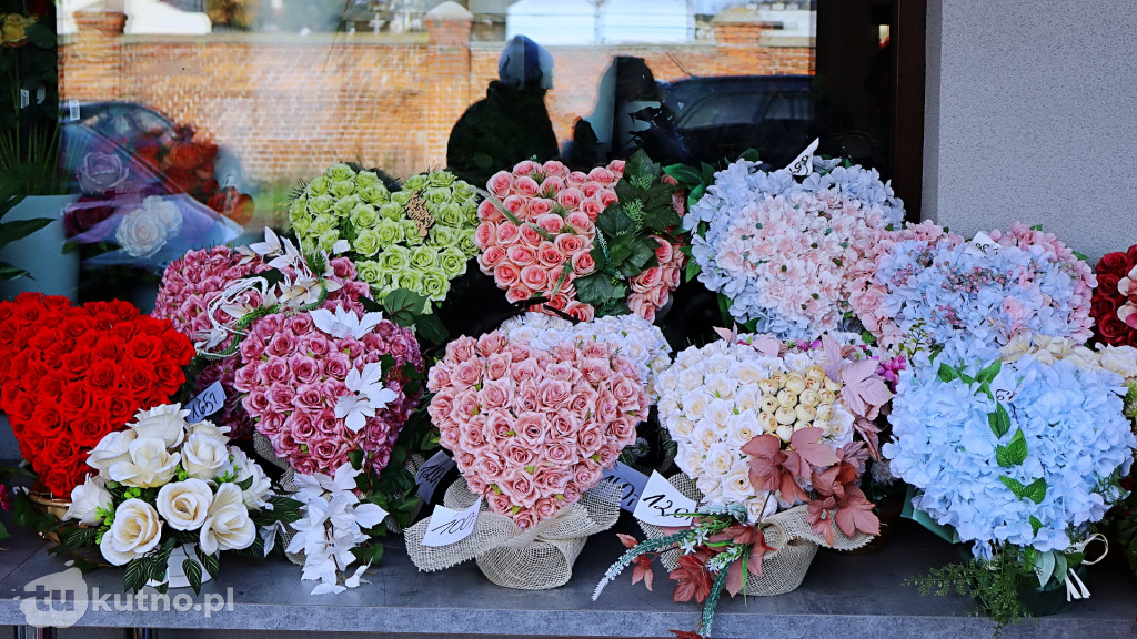 Znicze i kwiaty na Wszystkich Świętych