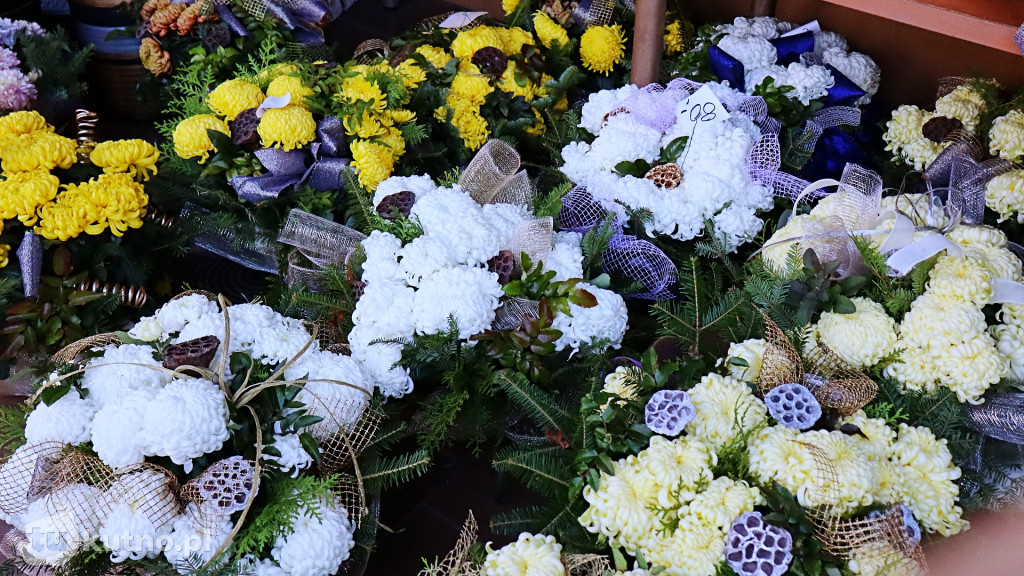 Znicze i kwiaty na Wszystkich Świętych