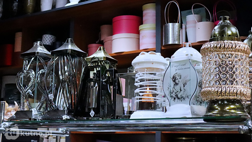 Znicze i kwiaty na Wszystkich Świętych