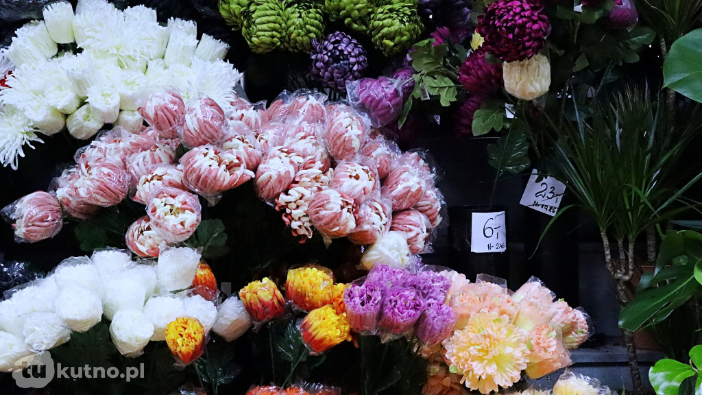 Znicze i kwiaty na Wszystkich Świętych