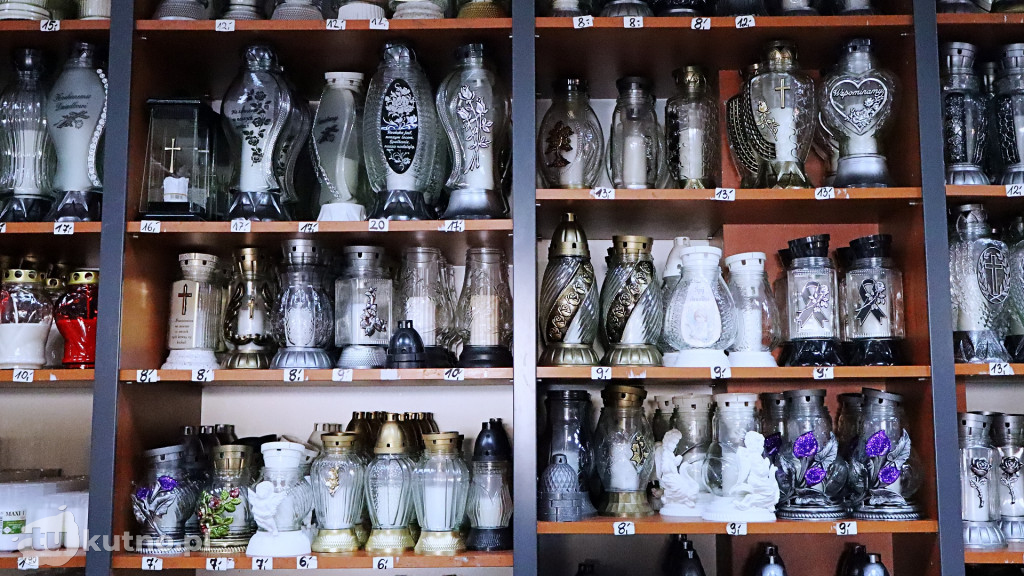 Znicze i kwiaty na Wszystkich Świętych