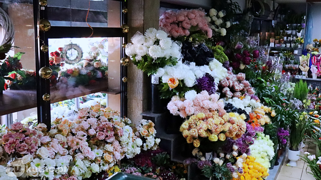 Znicze i kwiaty na Wszystkich Świętych