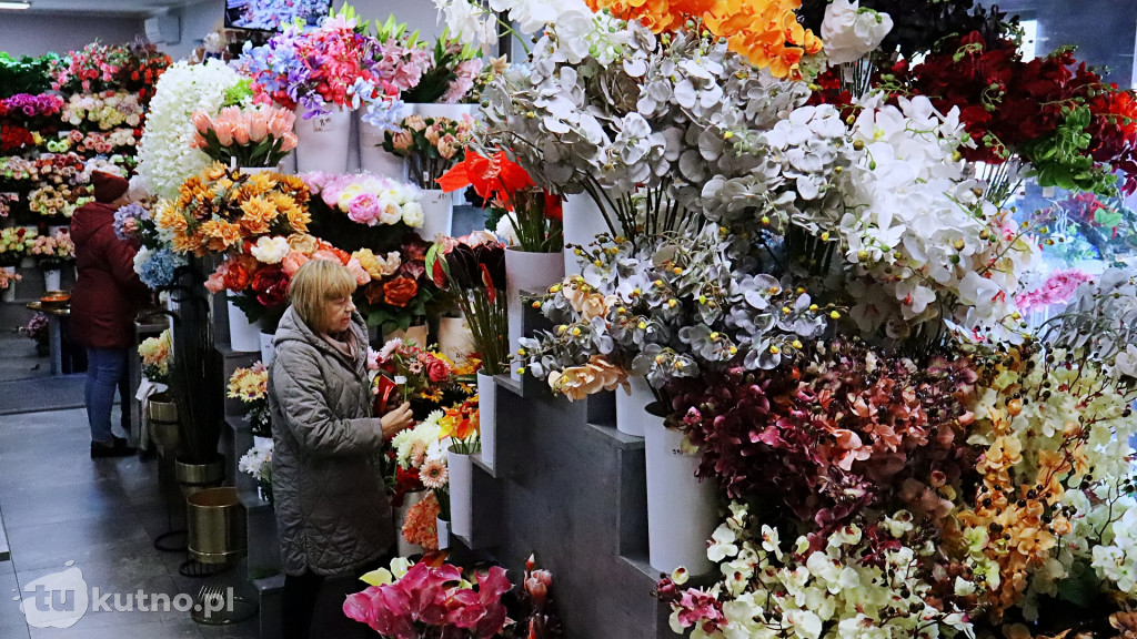 Znicze i kwiaty na Wszystkich Świętych