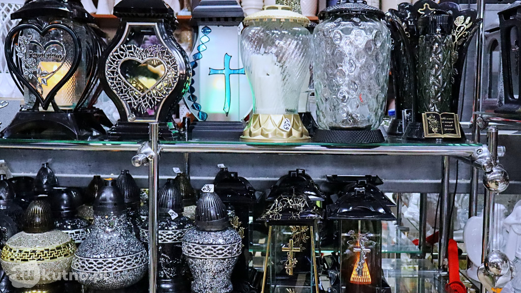 Znicze i kwiaty na Wszystkich Świętych