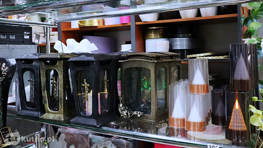 Znicze i kwiaty na Wszystkich Świętych