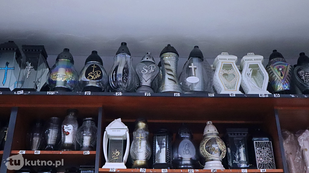 Znicze i kwiaty na Wszystkich Świętych