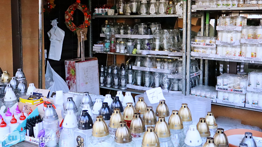 Znicze i kwiaty na Wszystkich Świętych