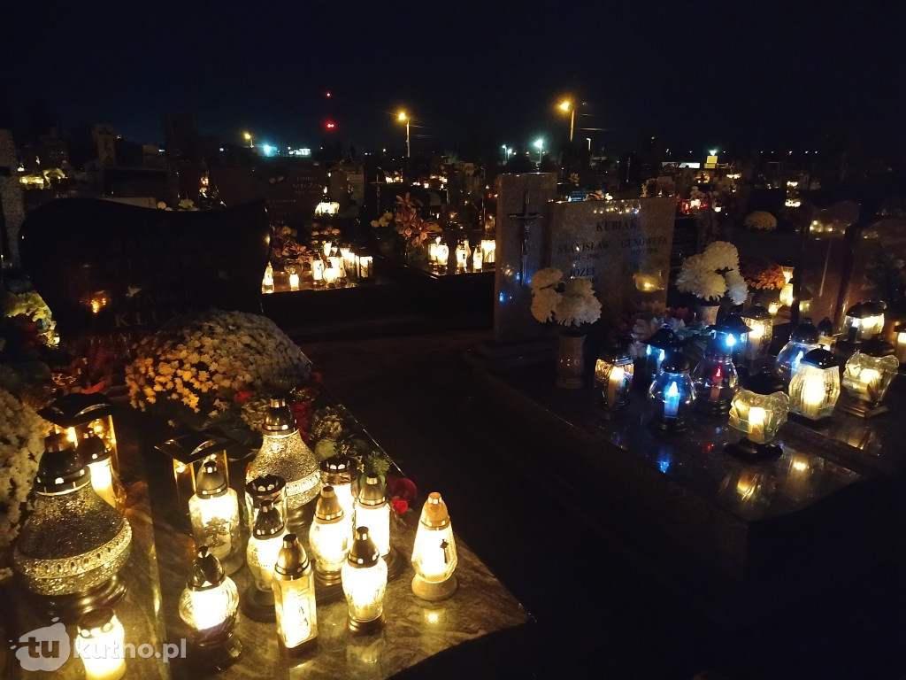 Cmentarze nocą