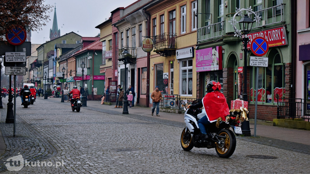 Inwazja Świętych Mikołajów! Tłumy w centrum Kutna
