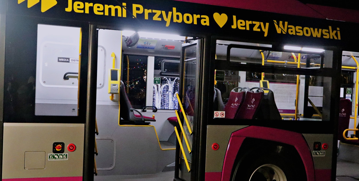 Kutno ma nowy autobus z patronami Kabaretu Starszych Panów