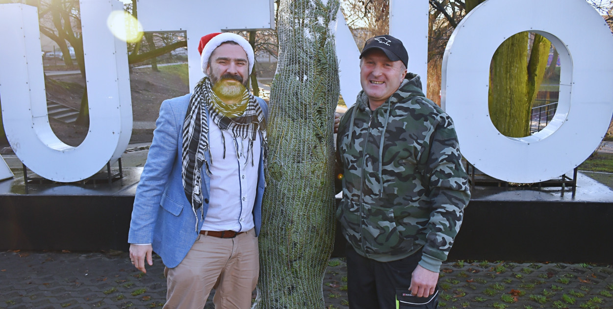 Pomocnicy Świętego Mikołaja rozdali drzewka!