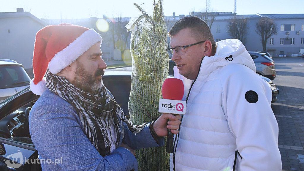 Pomocnicy Świętego Mikołaja rozdali drzewka!