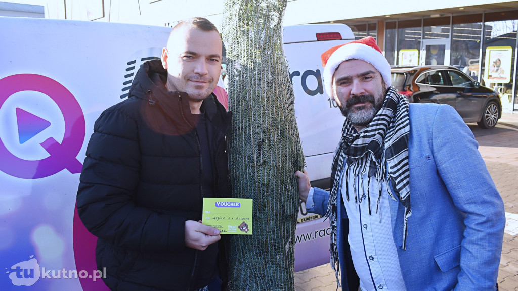 Pomocnicy Świętego Mikołaja rozdali drzewka!