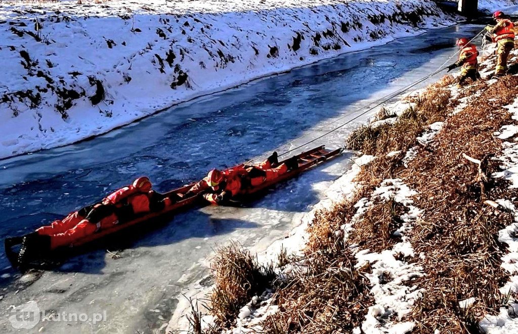 Ćwiczenia na lodzie: strażacy w akcji
