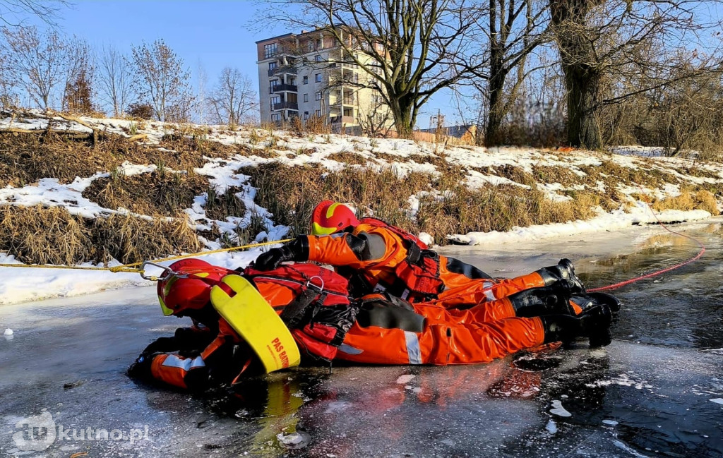 Ćwiczenia na lodzie: strażacy w akcji