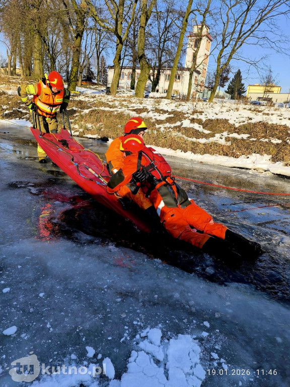 Ćwiczenia na lodzie: strażacy w akcji