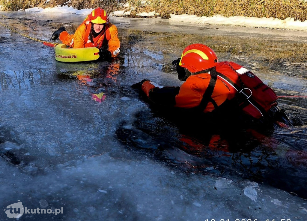 Ćwiczenia na lodzie: strażacy w akcji