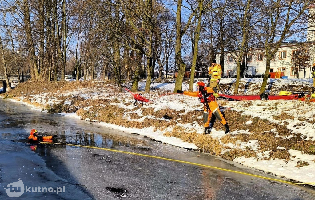 Ćwiczenia na lodzie: strażacy w akcji