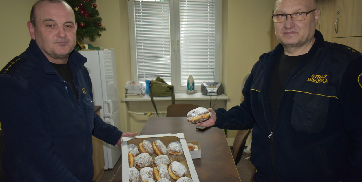 Ponad 100 pączków rozdanych w Kutnie. Słodka inicjatywa Radia Q