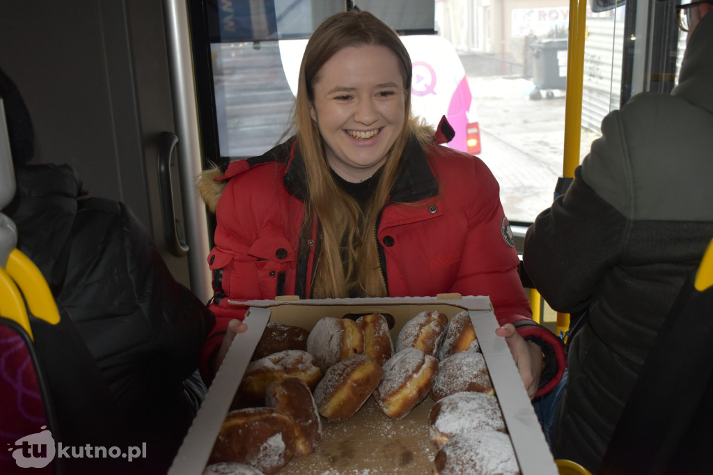 Ponad 100 pączków rozdanych w Kutnie. Słodka inicjatywa Radia Q