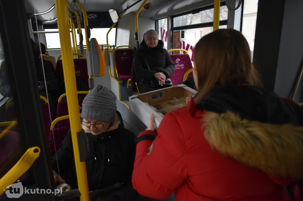 Ponad 100 pączków rozdanych w Kutnie. Słodka inicjatywa Radia Q