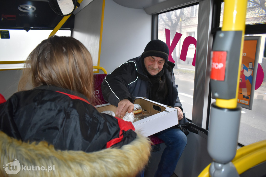 Ponad 100 pączków rozdanych w Kutnie. Słodka inicjatywa Radia Q