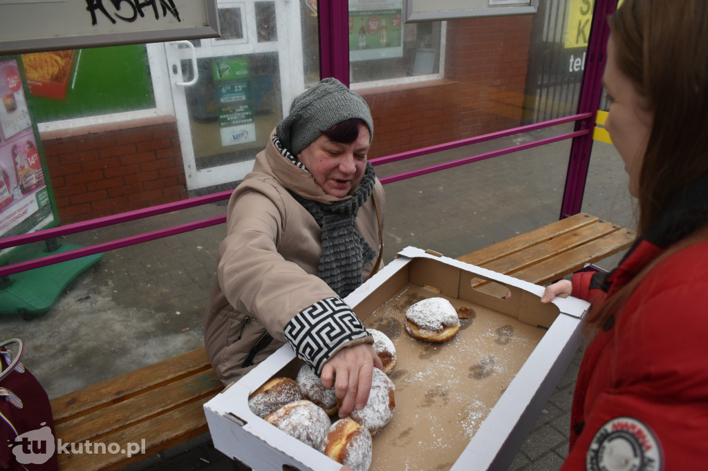 Ponad 100 pączków rozdanych w Kutnie. Słodka inicjatywa Radia Q