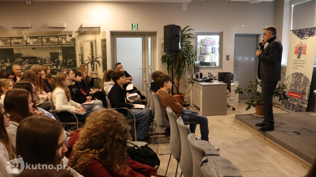 Polski język pod lupą. Michał Rusinek tłumaczy kutnowskiej młodzieży