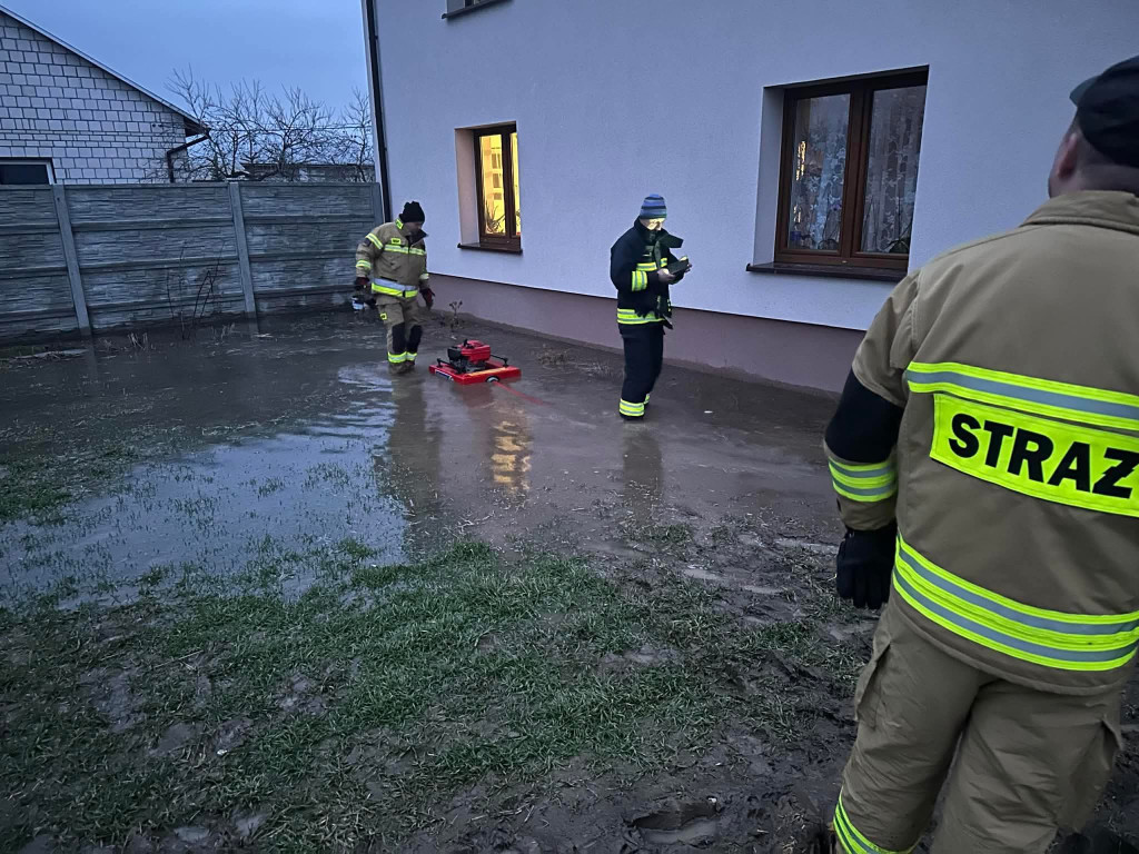 Seria podtopień w regionie. Pracowite dni druhów z powiatu kutnowskiego