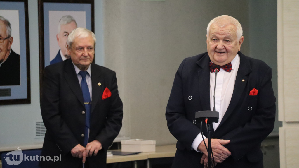 Uhonorowanie Jerzego Papiewskiego za jego wieloletni wkład w rozwój kultury i sportu w regionie.