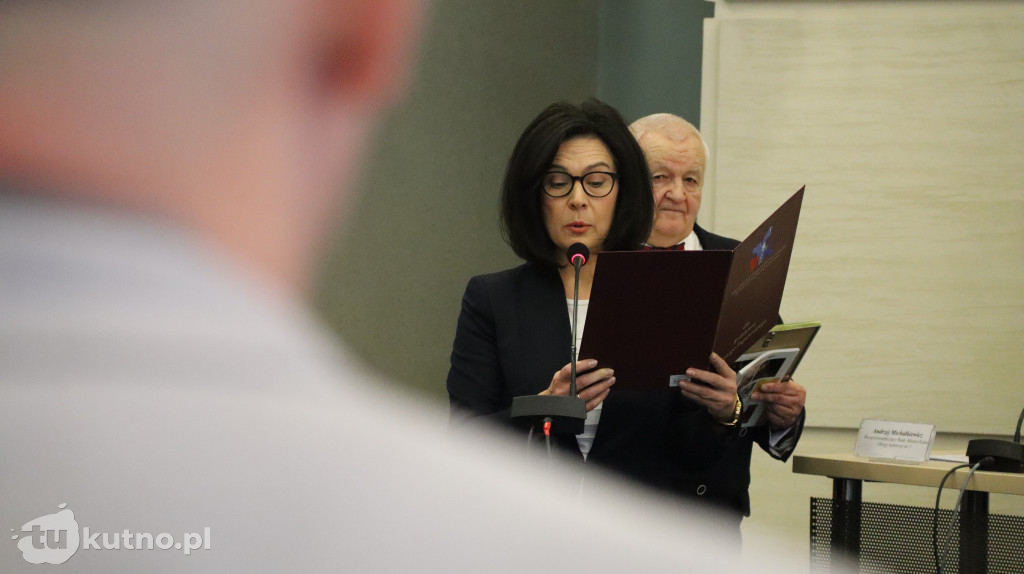 Uhonorowanie Jerzego Papiewskiego za jego wieloletni wkład w rozwój kultury i sportu w regionie.