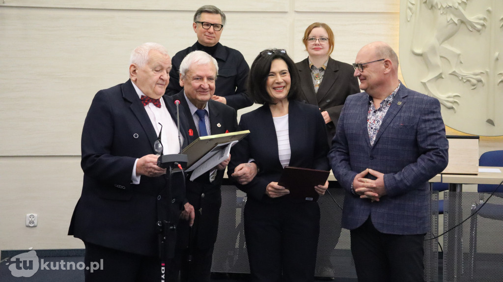 Uhonorowanie Jerzego Papiewskiego za jego wieloletni wkład w rozwój kultury i sportu w regionie.