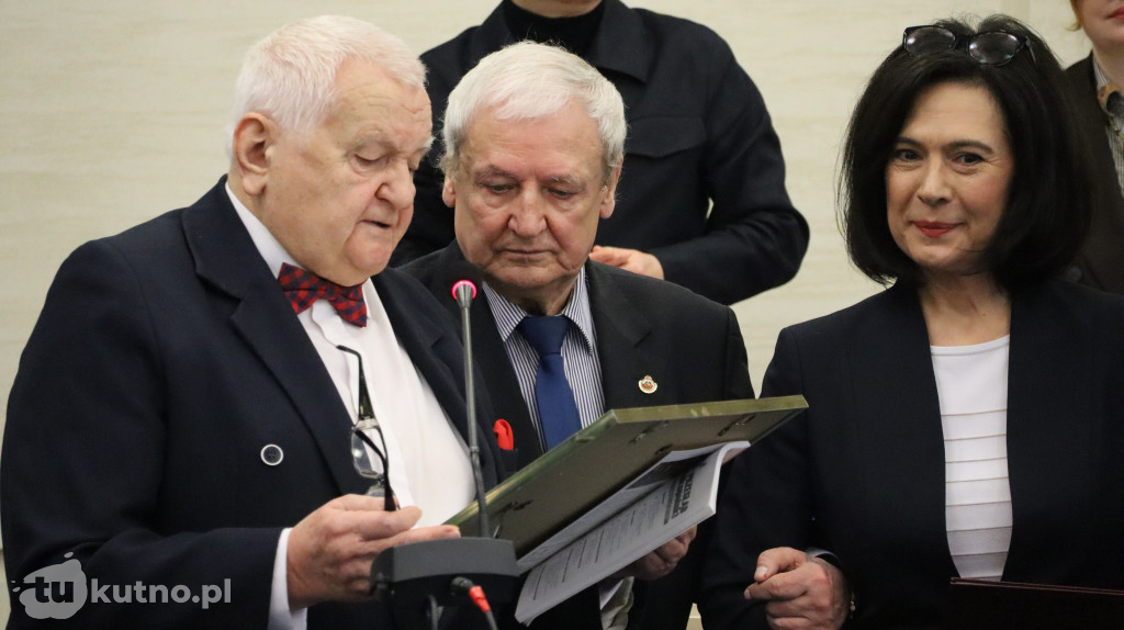 Uhonorowanie Jerzego Papiewskiego za jego wieloletni wkład w rozwój kultury i sportu w regionie.