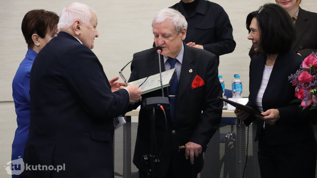 Uhonorowanie Jerzego Papiewskiego za jego wieloletni wkład w rozwój kultury i sportu w regionie.