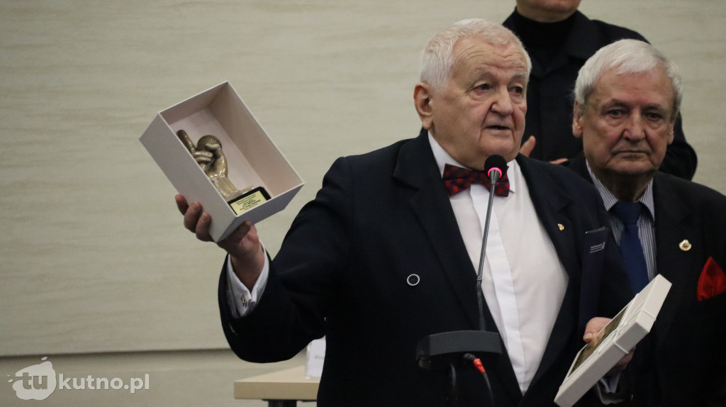 Uhonorowanie Jerzego Papiewskiego za jego wieloletni wkład w rozwój kultury i sportu w regionie.