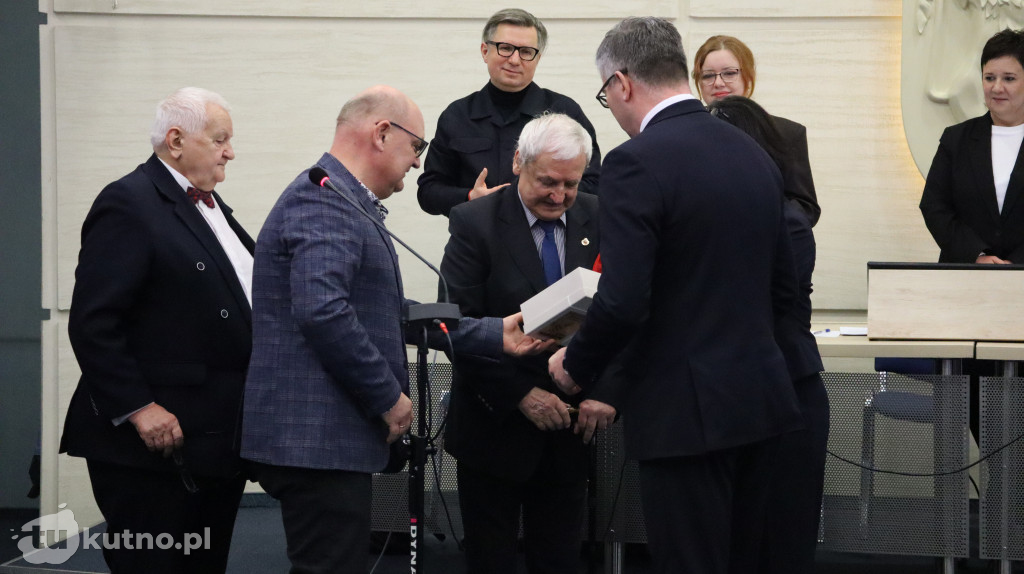 Uhonorowanie Jerzego Papiewskiego za jego wieloletni wkład w rozwój kultury i sportu w regionie.