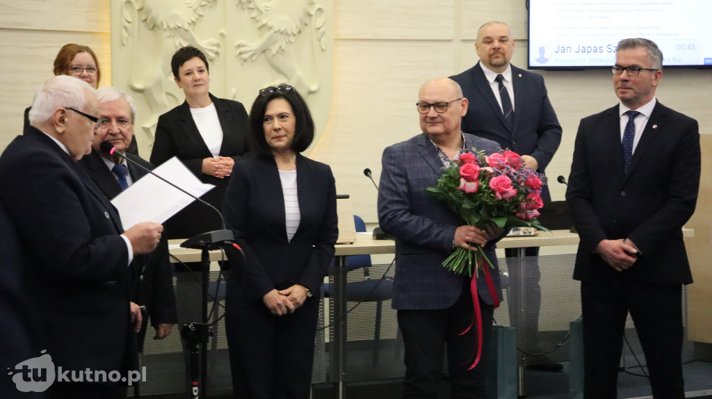 Uhonorowanie Jerzego Papiewskiego za jego wieloletni wkład w rozwój kultury i sportu w regionie.