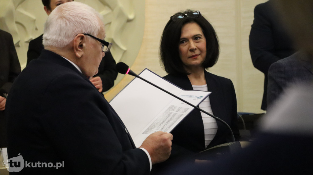 Uhonorowanie Jerzego Papiewskiego za jego wieloletni wkład w rozwój kultury i sportu w regionie.