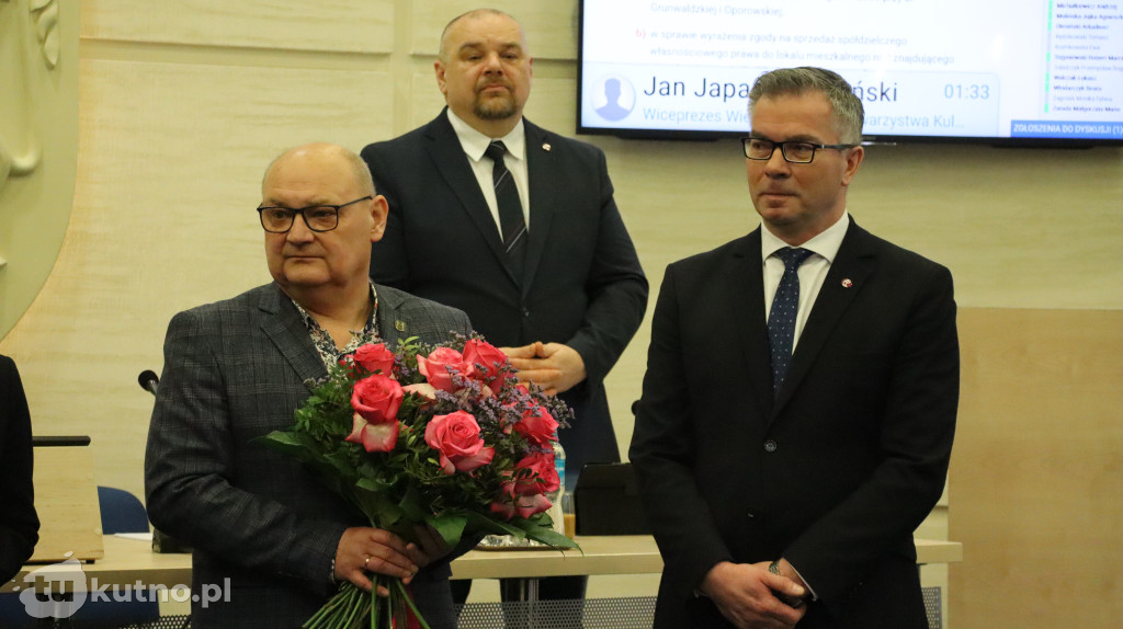 Uhonorowanie Jerzego Papiewskiego za jego wieloletni wkład w rozwój kultury i sportu w regionie.