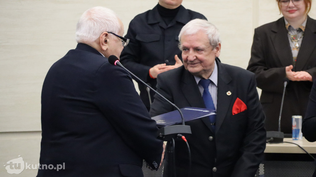 Uhonorowanie Jerzego Papiewskiego za jego wieloletni wkład w rozwój kultury i sportu w regionie.