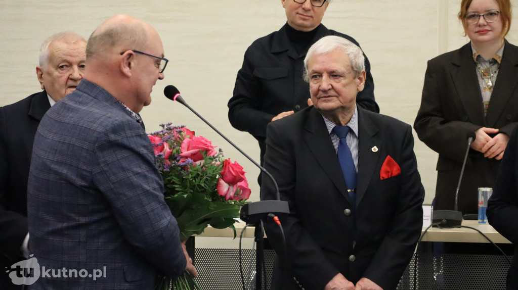 Uhonorowanie Jerzego Papiewskiego za jego wieloletni wkład w rozwój kultury i sportu w regionie.
