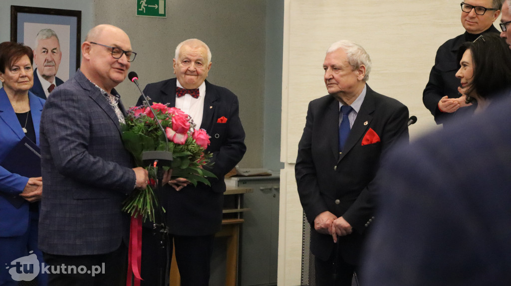 Uhonorowanie Jerzego Papiewskiego za jego wieloletni wkład w rozwój kultury i sportu w regionie.