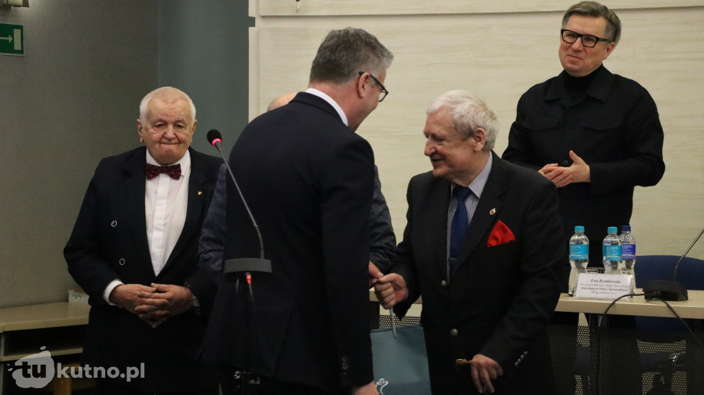 Uhonorowanie Jerzego Papiewskiego za jego wieloletni wkład w rozwój kultury i sportu w regionie.