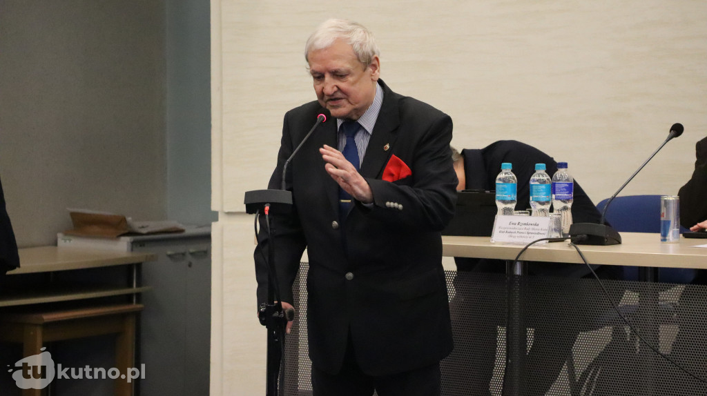 Uhonorowanie Jerzego Papiewskiego za jego wieloletni wkład w rozwój kultury i sportu w regionie.