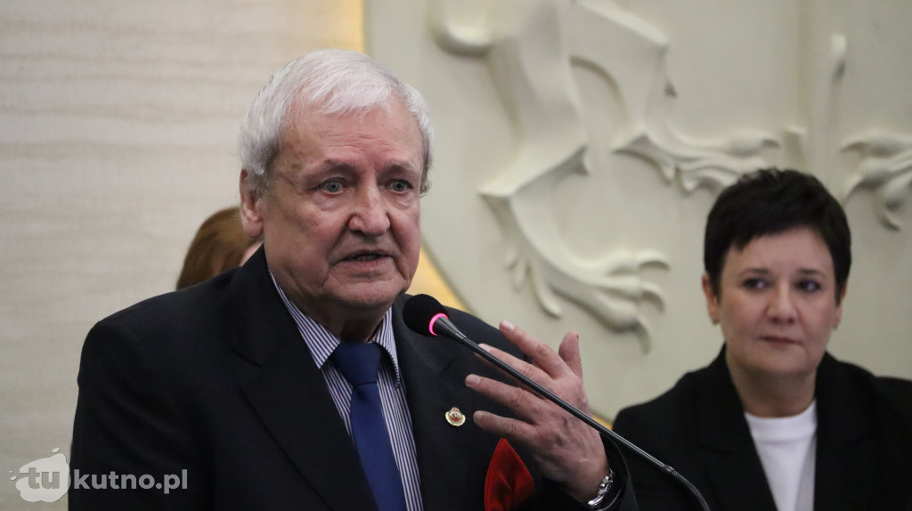 Uhonorowanie Jerzego Papiewskiego za jego wieloletni wkład w rozwój kultury i sportu w regionie.