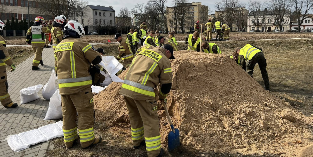 Kutno: ćwiczenia służb ratowniczych nad rzeką Ochnią i okolicach