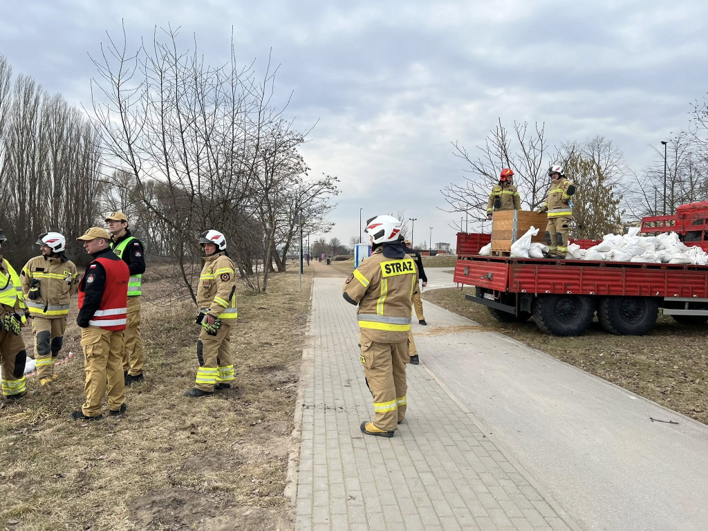 Kutno: ćwiczenia służb ratowniczych nad rzeką Ochnią i okolicach