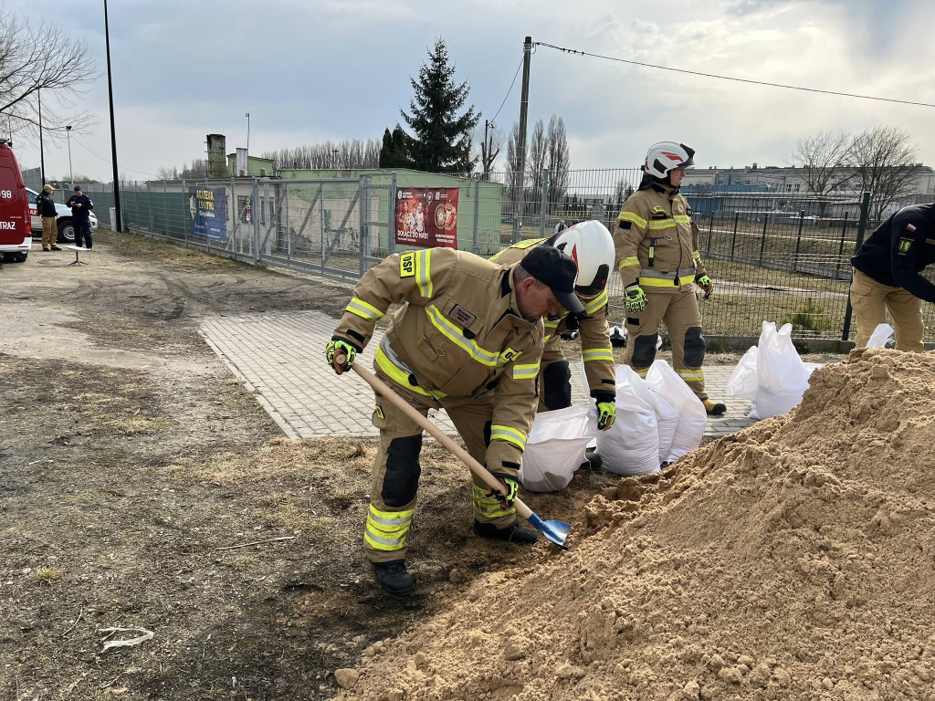 Kutno: ćwiczenia służb ratowniczych nad rzeką Ochnią i okolicach